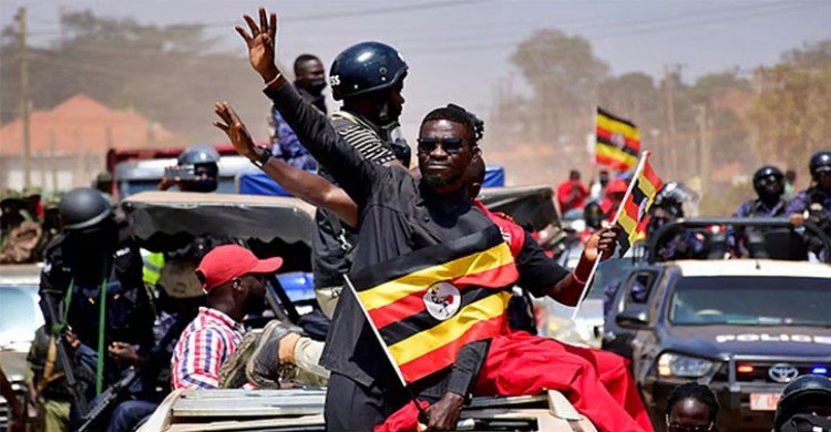 উগান্ডায় প্রেসিডেন্ট ভোটের পর বিরোধী নেতা ববি ওয়াইনকে হেলিকপ্টারে তুলে নেওয়ার অভিযোগ